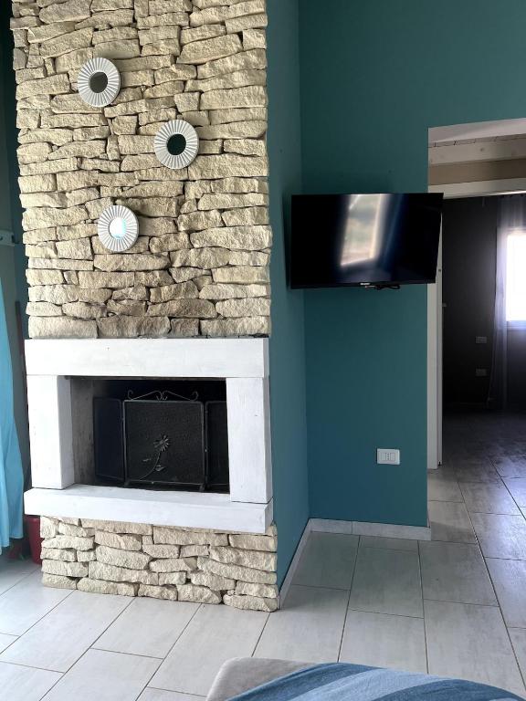 VILLA AUREA Apartment in Castiadas的电视和/或娱乐中心