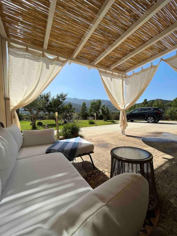 AnnunziataVILLA AUREA Apartment in Castiadas的带沙发和桌子的客厅