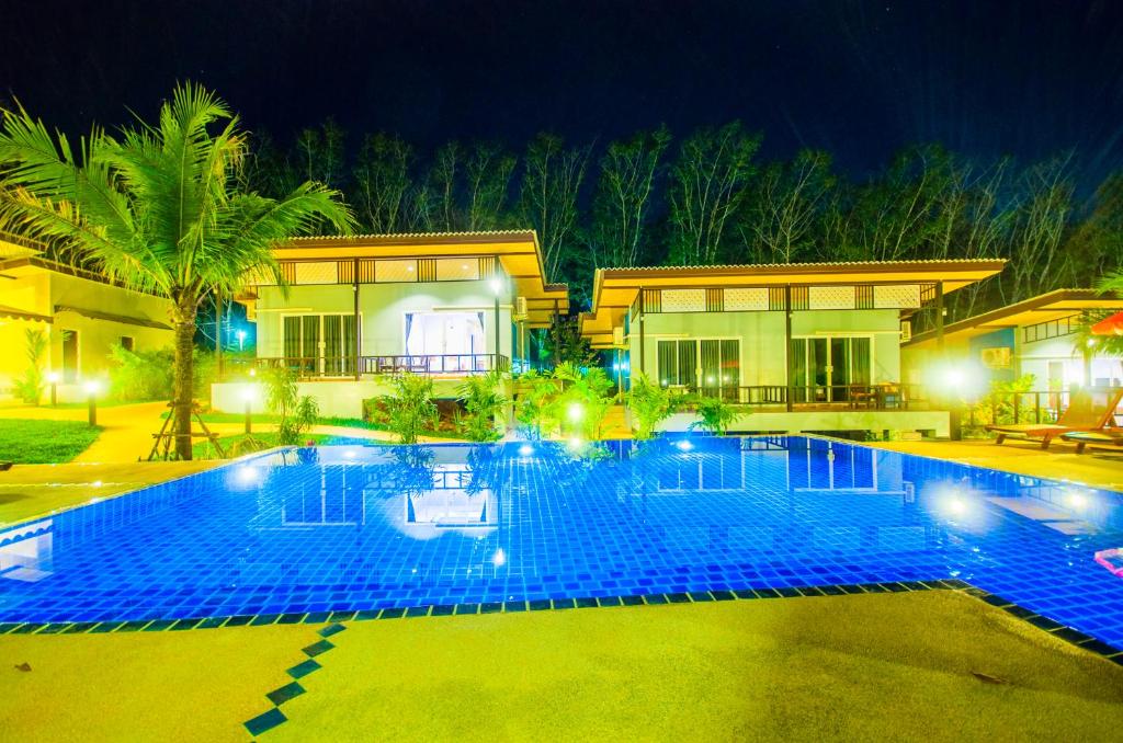 Bazén v ubytování Chomphu Resort nebo v jeho okolí