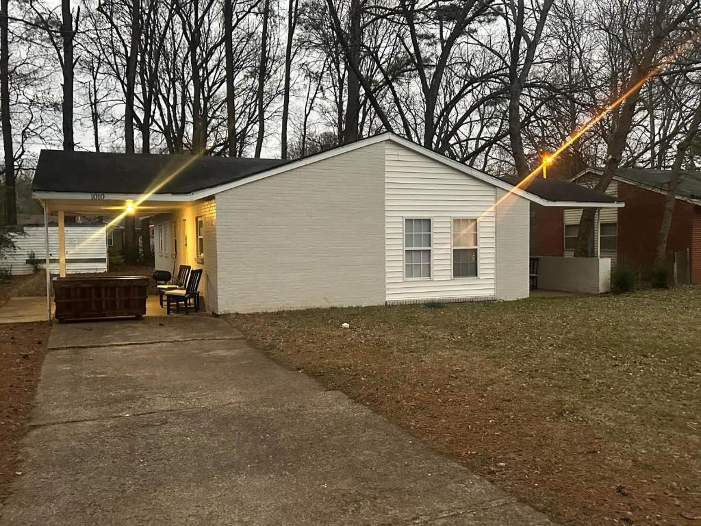 una pequeña casa blanca con una luz en ella en Home Away From Home, en Decatur