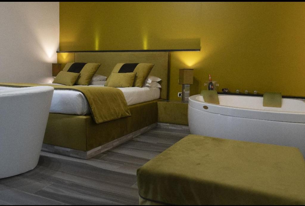 une chambre avec un lit et une baignoire dans l'établissement Le Stanze di Elisa, à Rome