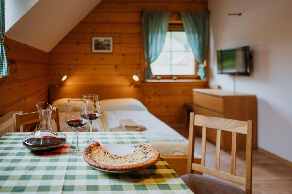 TV a/nebo společenská místnost v ubytování Apartmány Velké Karlovice