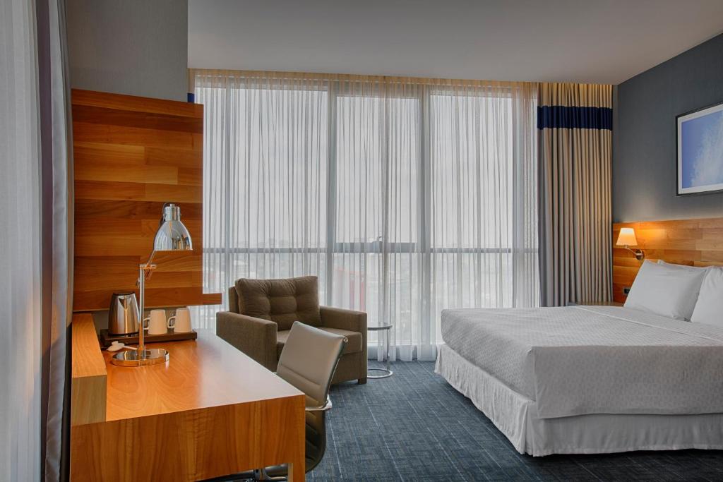 イスタンブールにあるEver Hotel Europeのベッドとデスクが備わるホテルルームです。