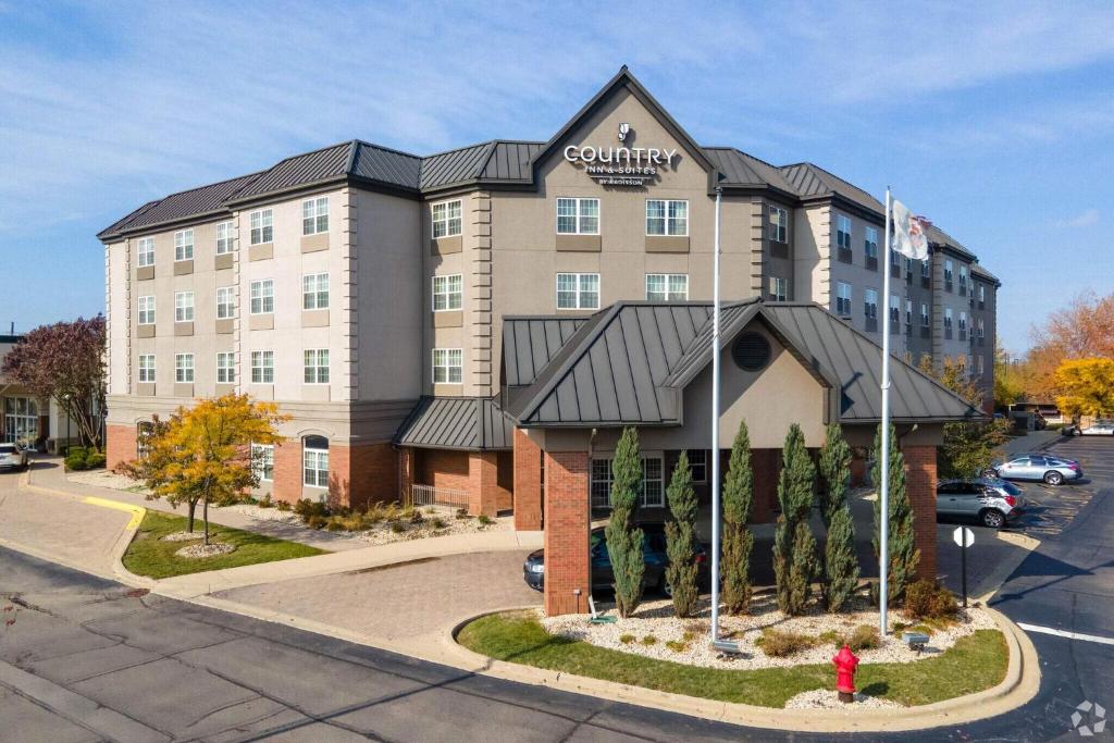 エルク・グローブ・ヴィレッジにあるCountry Inn & Suites by Radisson, Elk Grove Village-Itascaのホテルの建物の空中ビュー