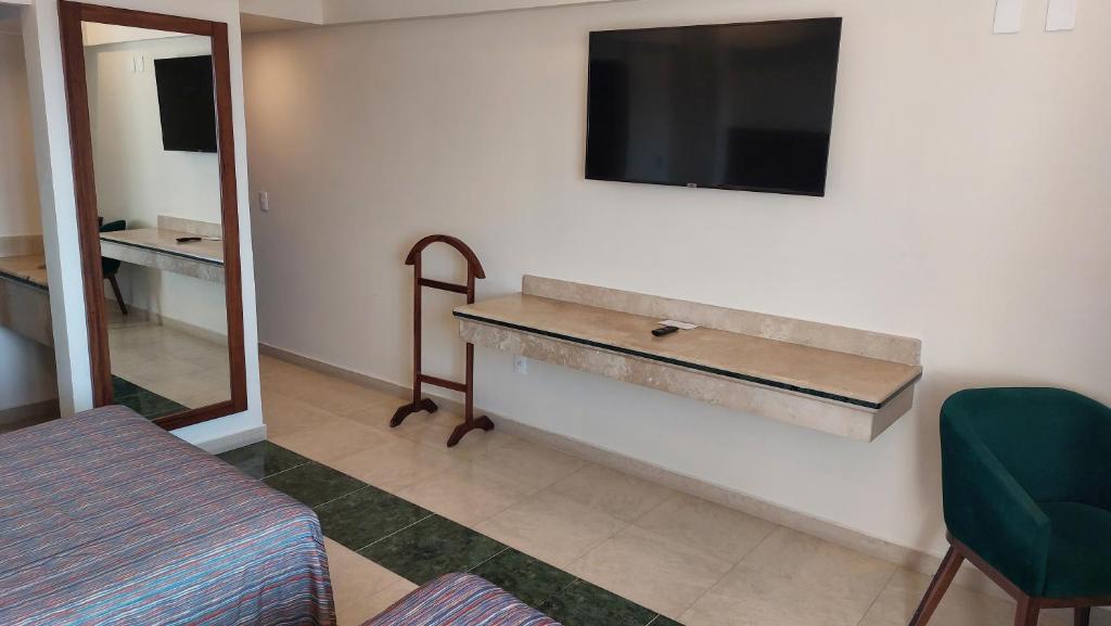 TV a/nebo společenská místnost v ubytování Hotel Real Del Sol - Zona Expo Industrial