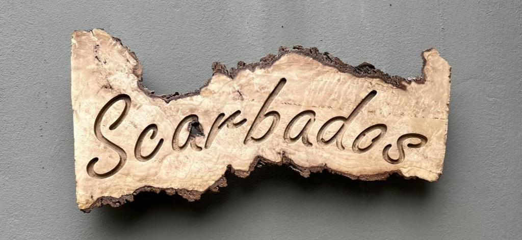 ein Schild mit dem Wort "Zuflucht an der Wand" in der Unterkunft Scarbados Eco 1 Bed Seaside Cottage in Scarborough