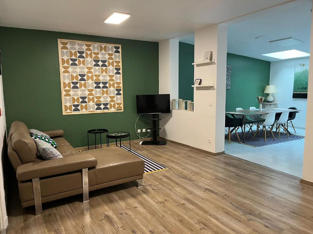 un salon avec un canapé et une salle à manger dans l'établissement Suite K, à Reims