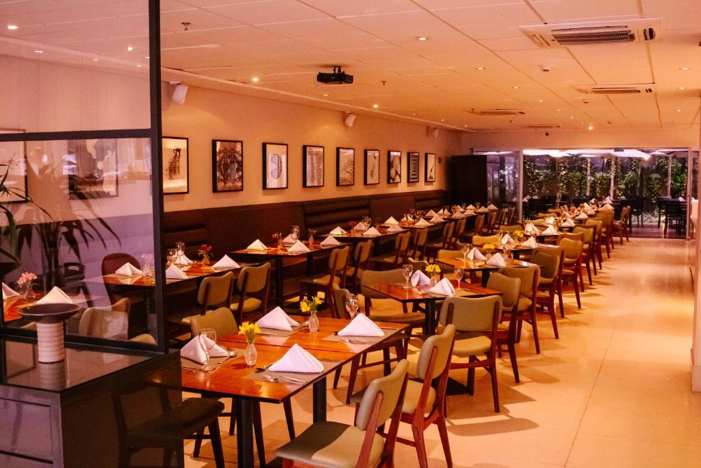 Um restaurante ou outro lugar para comer em Holiday Inn Belo Horizonte Savassi by IHG