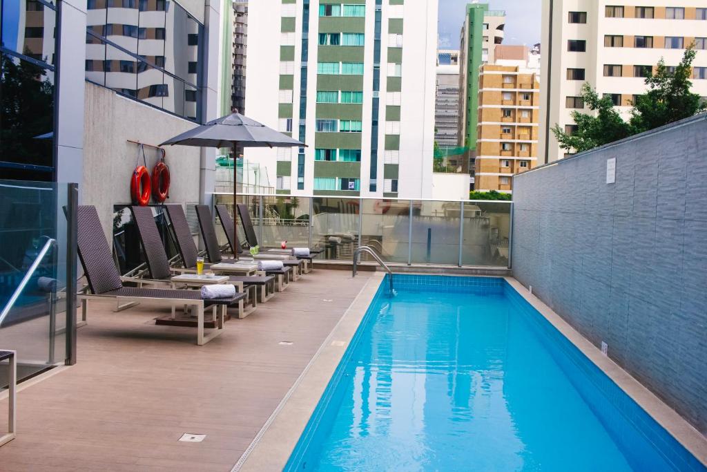 A piscina localizada em Holiday Inn Belo Horizonte Savassi by IHG ou nos arredores