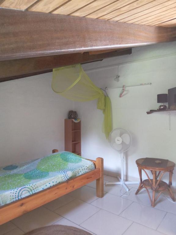 Postel nebo postele na pokoji v ubytování STUDIO / HAUT DE VILLA / / VUE SUR MER / SALONORAT