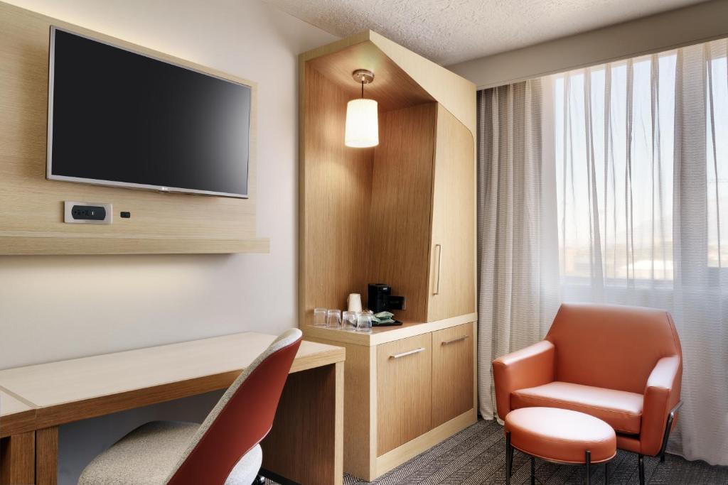 TV a/nebo společenská místnost v ubytování Courtyard by Marriott Ogden