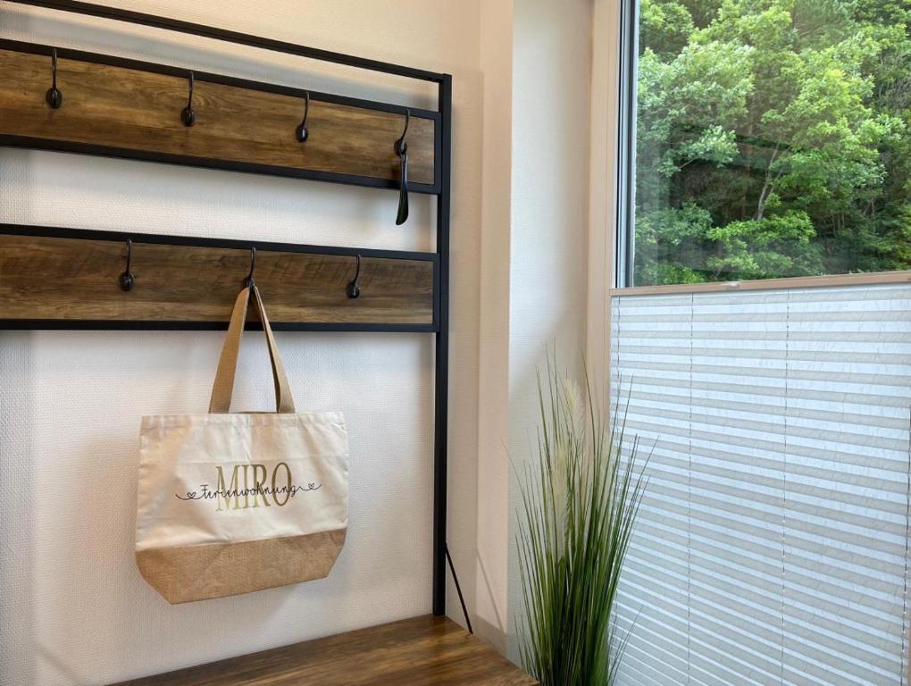 una bolsa colgada en una pared junto a una ventana en Sonnenweg 48-6 MIRO, en Heringhausen