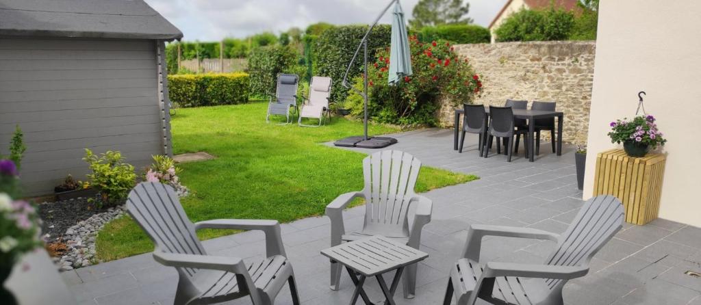 d'une terrasse avec des chaises, une table, une table et des chaises. dans l'établissement Gîte Au Mont d'Opale, à Saint-Martin-Boulogne