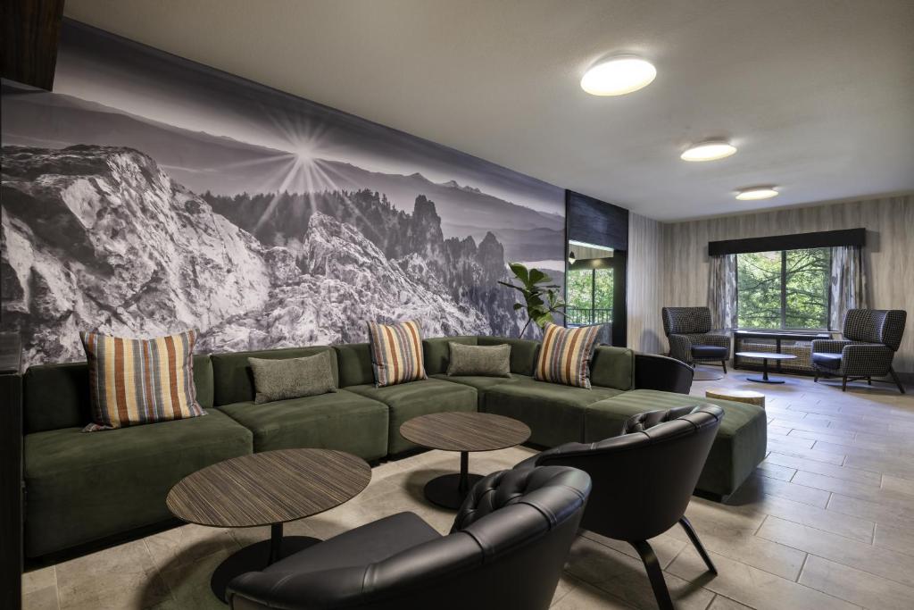 Posezení v ubytování The Newberry Hotel Bend, Tapestry Collection by Hilton