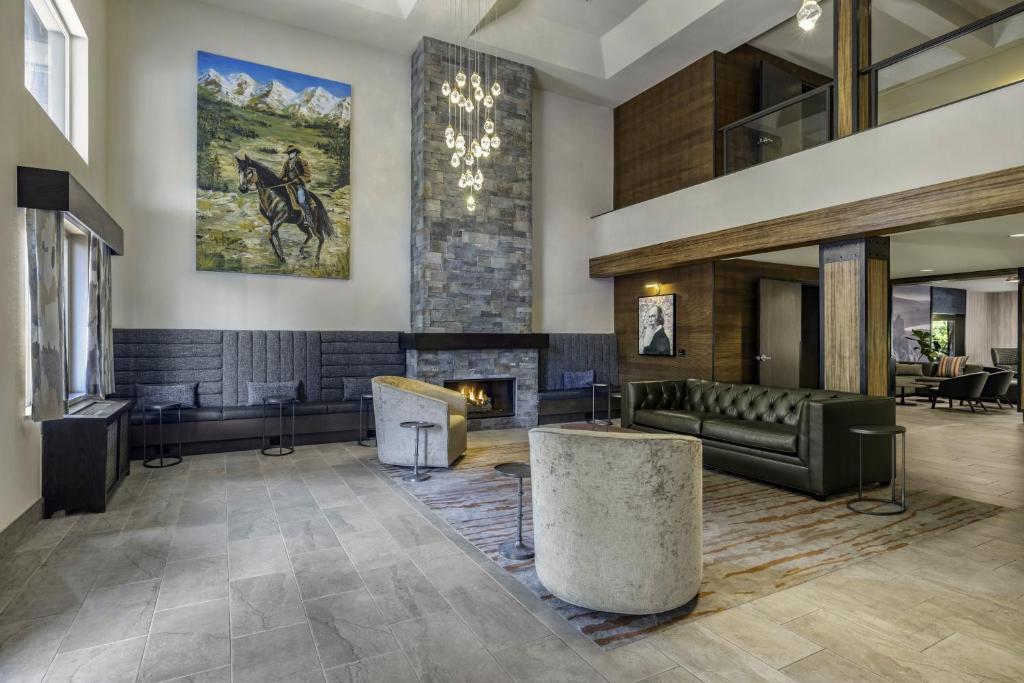 Posezení v ubytování The Newberry Hotel Bend, Tapestry Collection by Hilton