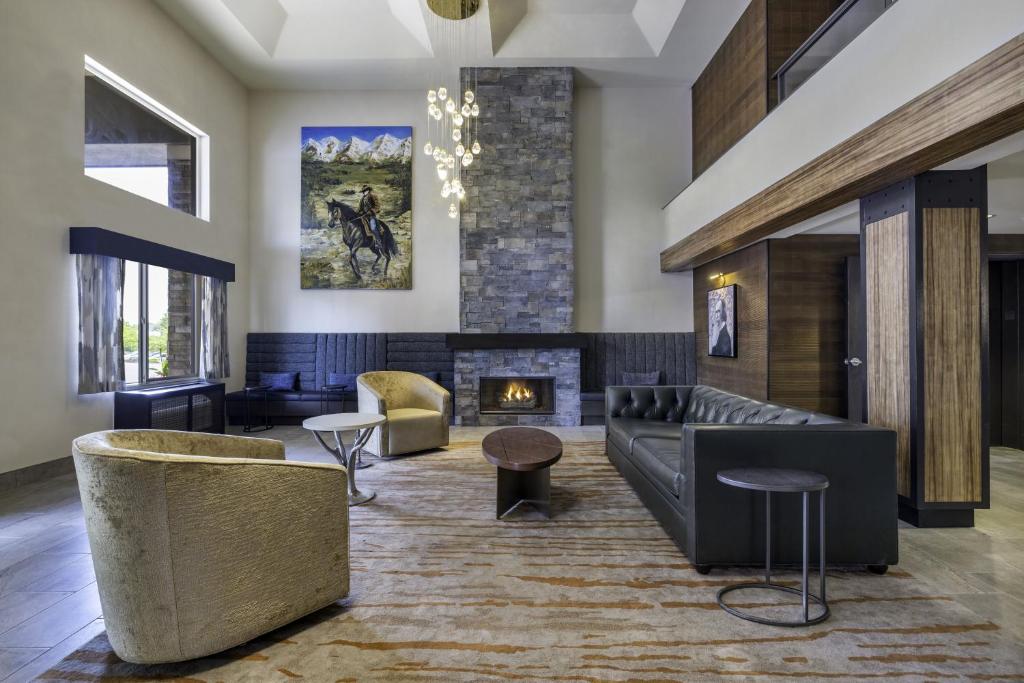 Posezení v ubytování The Newberry Hotel Bend, Tapestry Collection by Hilton