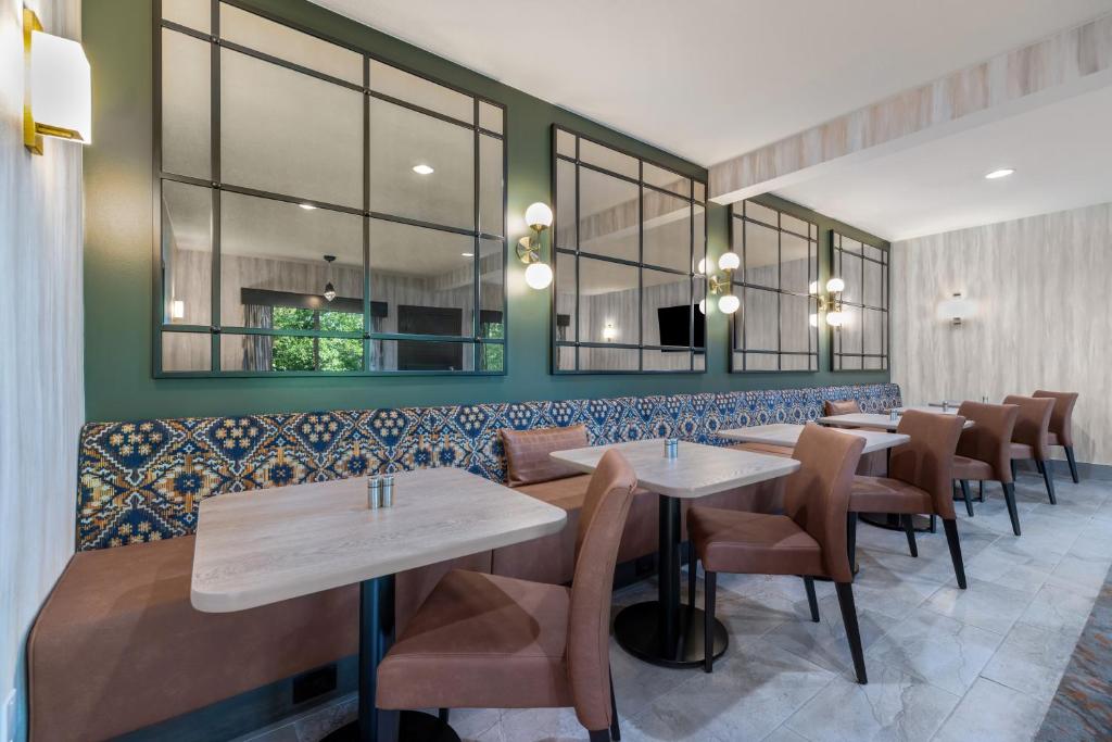 Posezení v ubytování The Newberry Hotel Bend, Tapestry Collection by Hilton