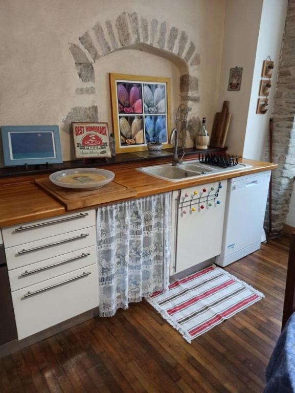 - une cuisine avec un comptoir, un évier et un comptoir dans l'établissement appartement hyper centre ville au 1er étage, à Cherbourg en Cotentin