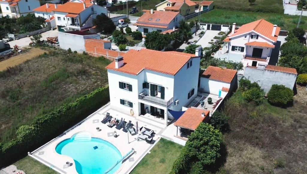 an aerial view of a house with a swimming pool at NuvemCristina in Olho Marinho