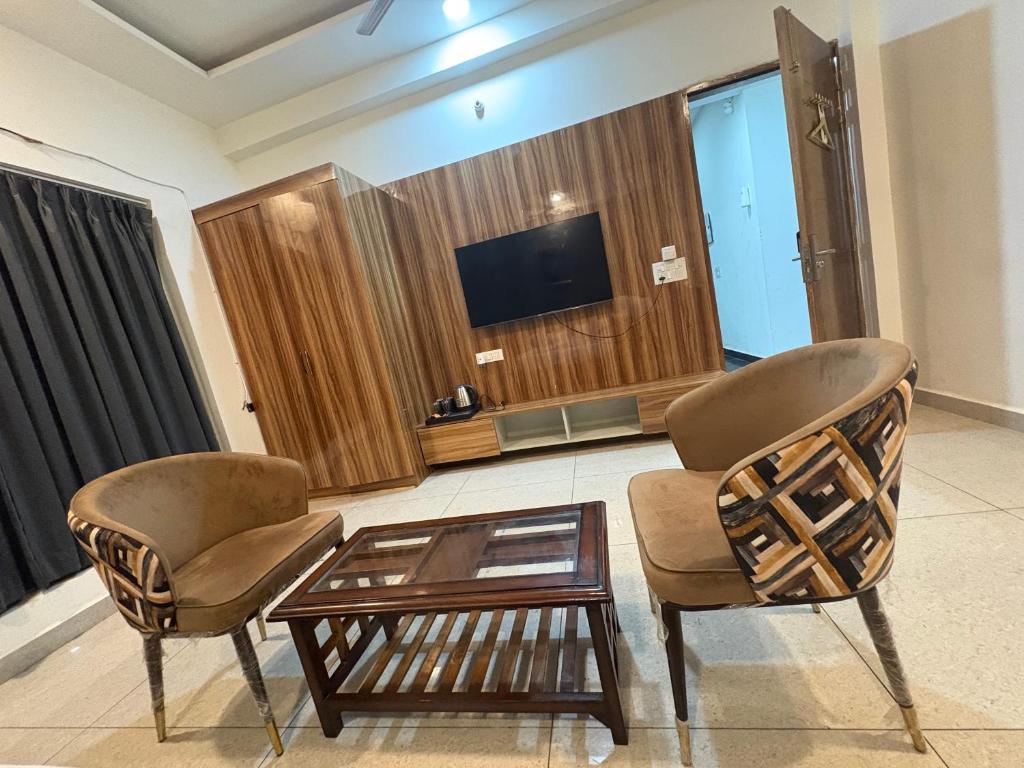 TV a/nebo společenská místnost v ubytování Radiant Blu Hotel
