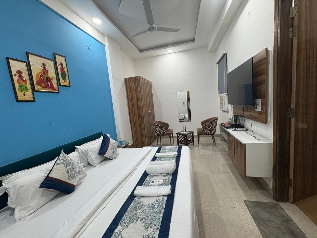 TV a/nebo společenská místnost v ubytování Radiant Blu Hotel