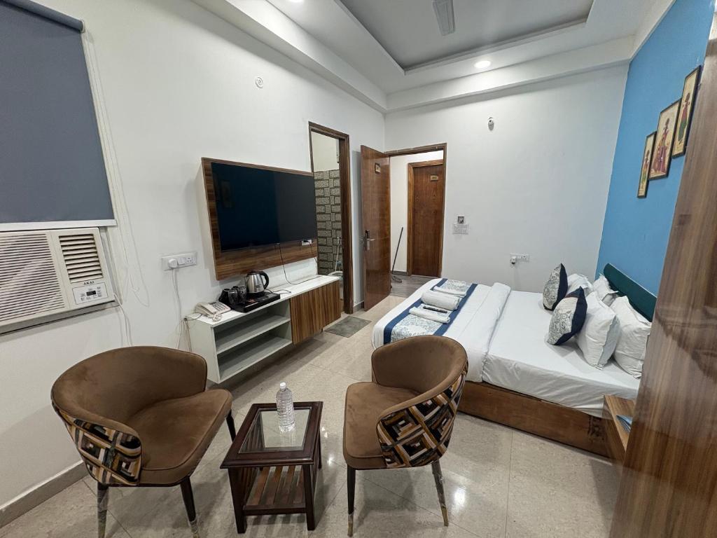 TV a/nebo společenská místnost v ubytování Radiant Blu Hotel
