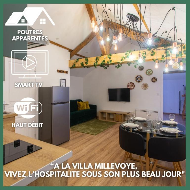 un salon avec une table et une télévision dans l'établissement L'invention poétique - T2 charmant en Hyper centre, à Abbeville