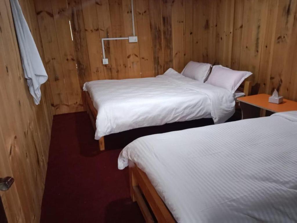 Postel nebo postele na pokoji v ubytování Dhorpatan Community Hotel
