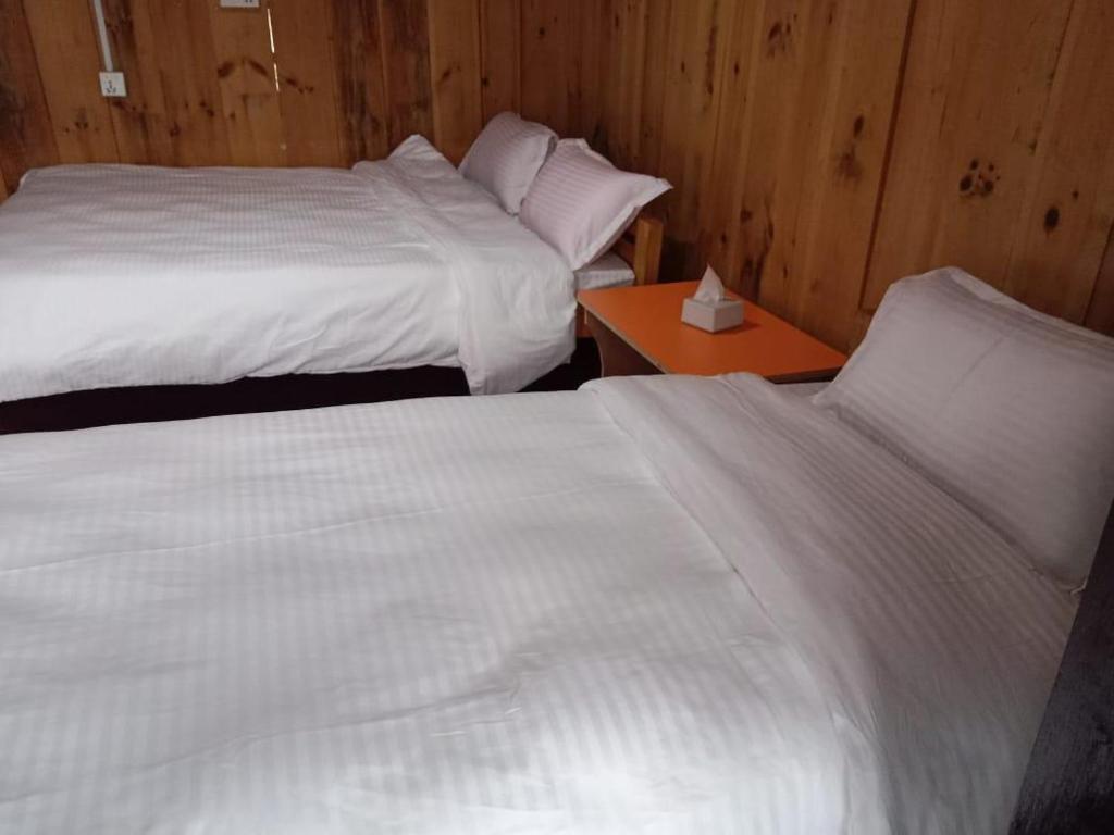 Postel nebo postele na pokoji v ubytování Dhorpatan Community Hotel
