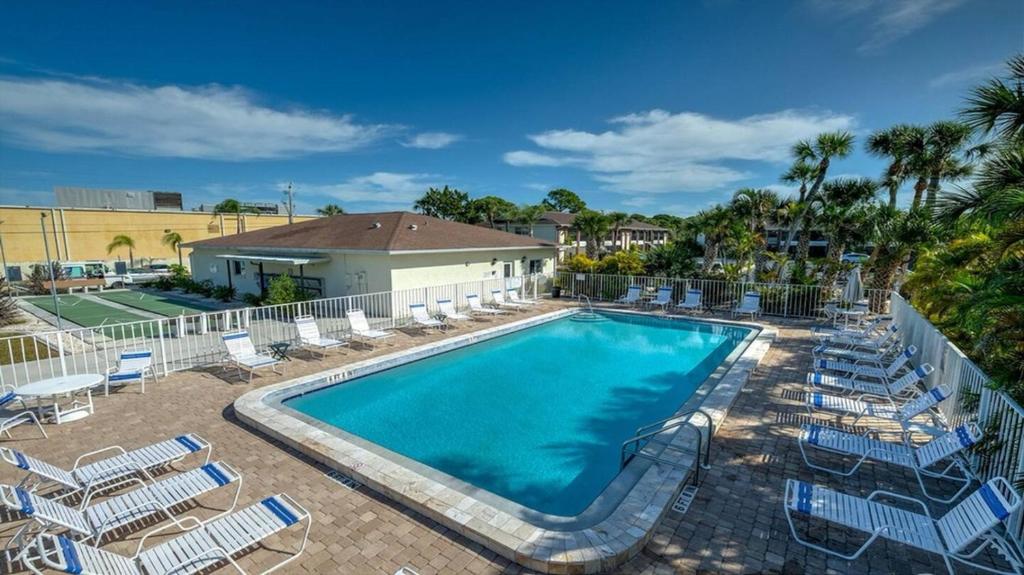 Bazén v ubytování Palm Manor Resort - Unit 6-203 nebo v jeho okolí