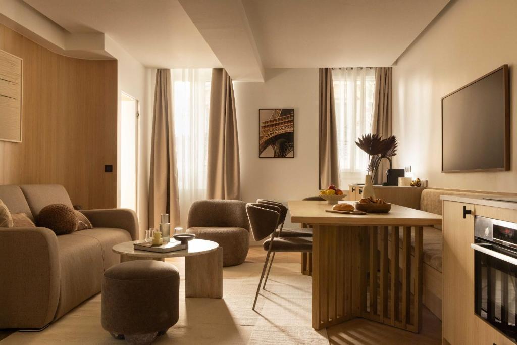 un salon avec un canapé et une table dans l'établissement Cosy apat with AC -3BR- 8P- Canal Saint-Martin, à Paris