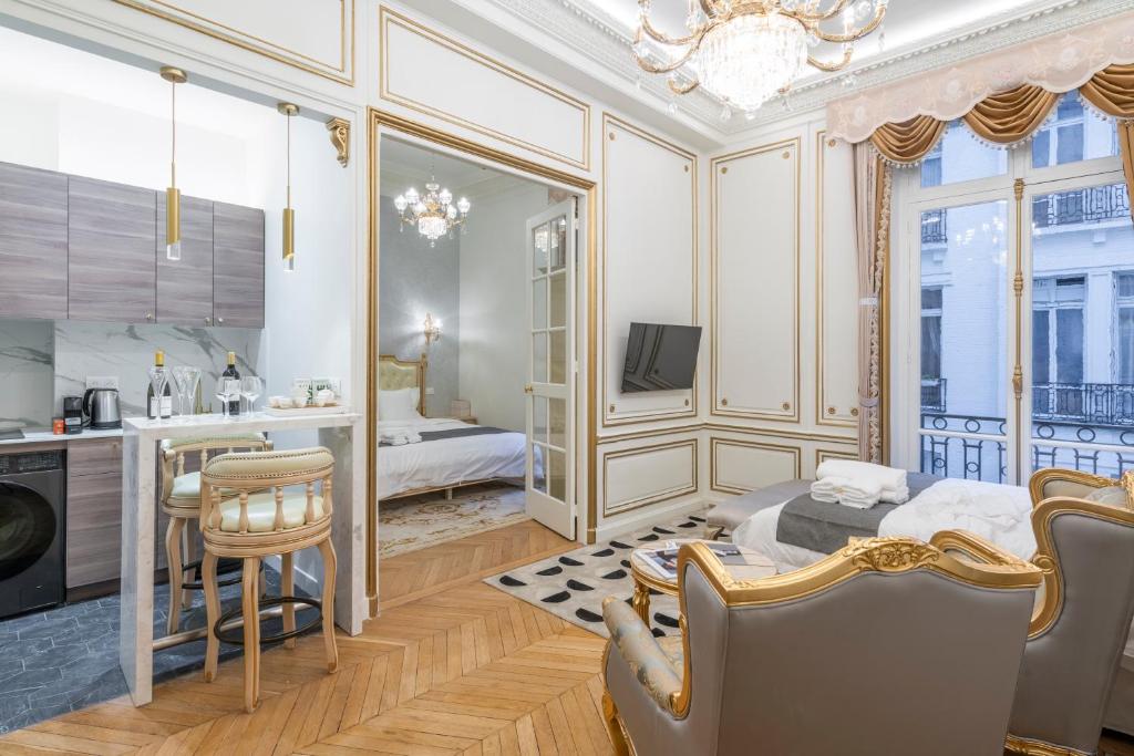 Cet appartement de luxe comprend une chambre et un salon. dans l'établissement Paix, à Paris