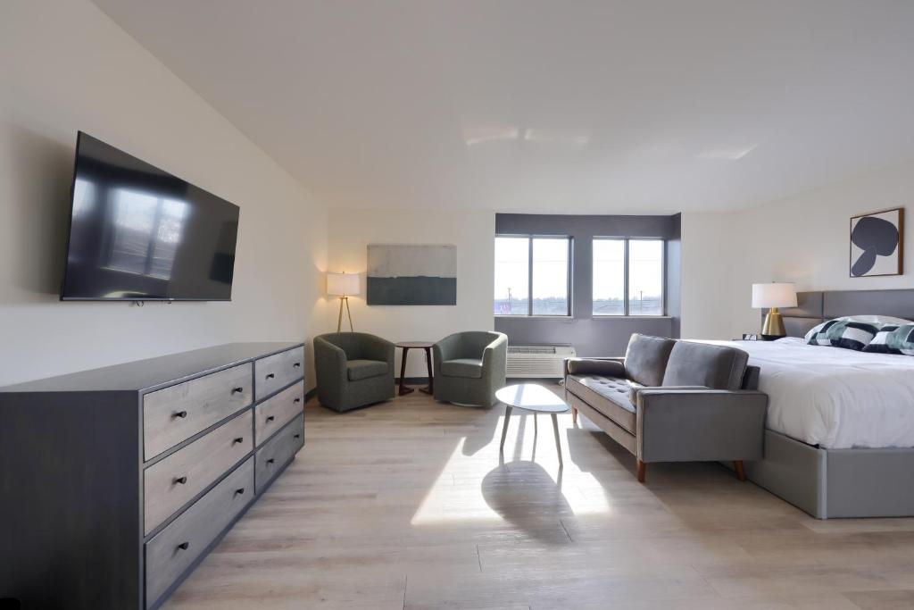 TV a/nebo společenská místnost v ubytování Lititz Pointe Inn and Suites
