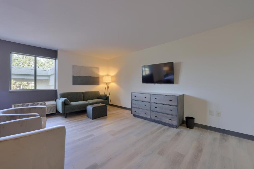 TV a/nebo společenská místnost v ubytování Lititz Pointe Inn and Suites