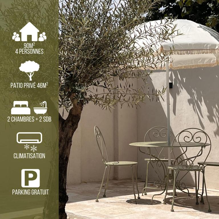 une table et des chaises à côté d'une table et d'un arbre dans l'établissement NOUVEAU ! Le Ptit Brou, à Bourg-en-Bresse