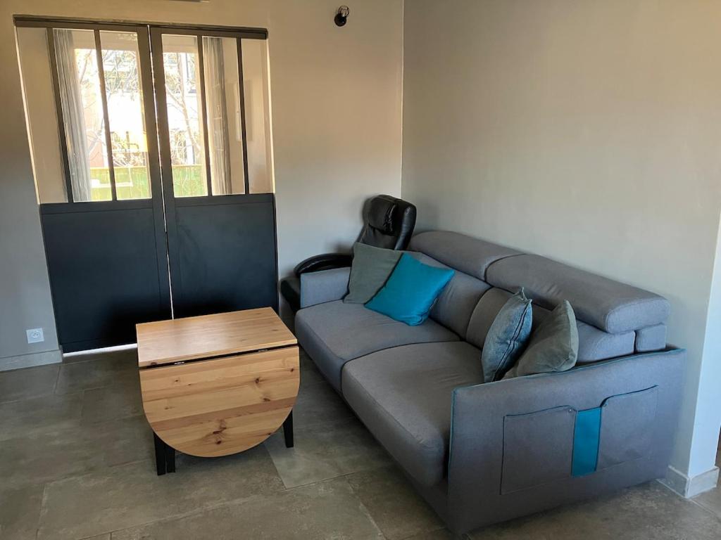 un salon avec un canapé et une table en bois dans l'établissement Plein centre type 3 avec parking, à Sanary-sur-Mer