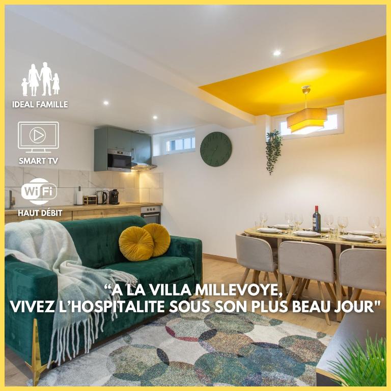 un salon avec un canapé vert et une table dans l'établissement La promesse - T3 Hyper centre, à Abbeville