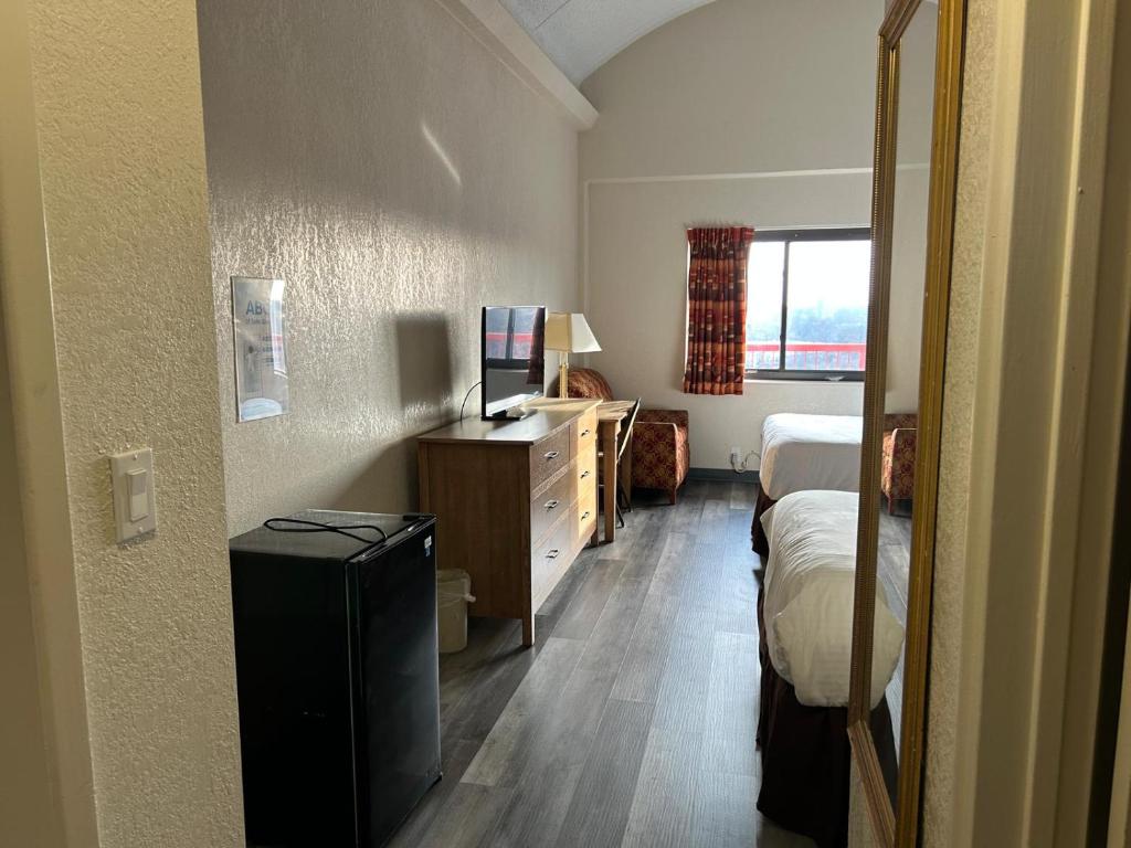 TV a/nebo společenská místnost v ubytování Hilltop Inn & Suites