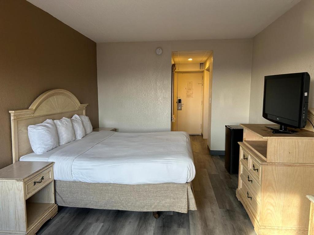 Postel nebo postele na pokoji v ubytování Hilltop Inn & Suites