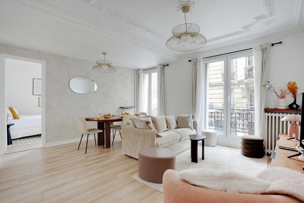 un salon avec un canapé et une table dans l'établissement Modern apartment - 2BDR 6P - Paris 14e, à Paris