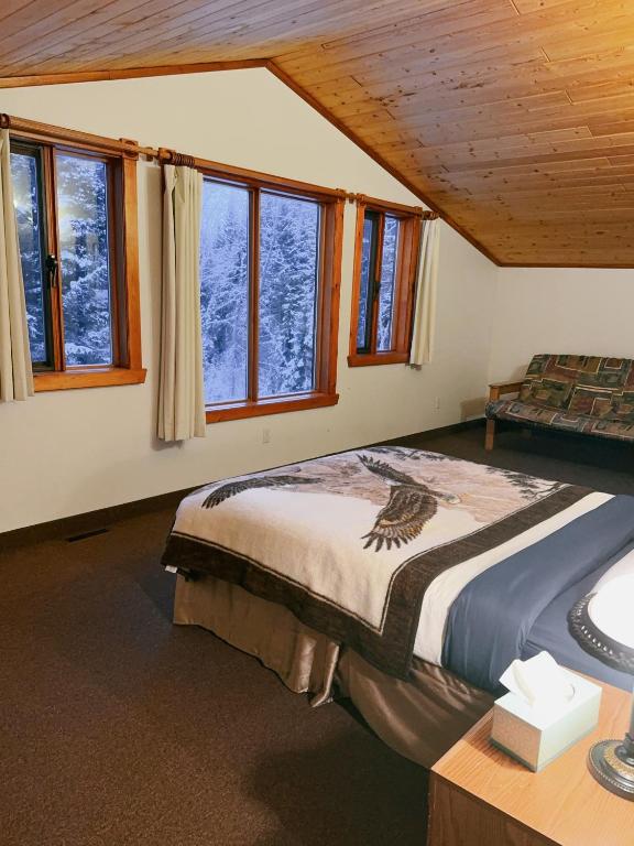 Postel nebo postele na pokoji v ubytování Alpine Meadows Lodge