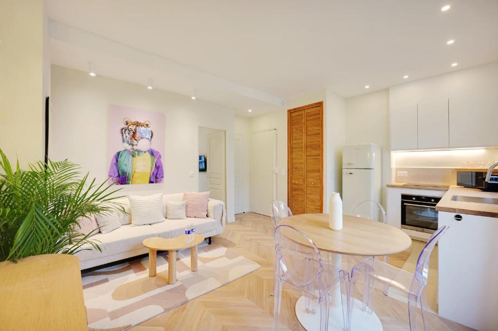 un salon avec un canapé et une table dans l'établissement Comfy Suite, à Boulogne-Billancourt