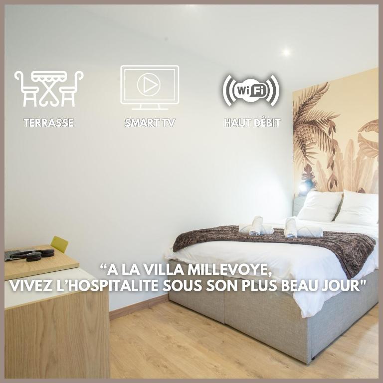 une chambre avec un lit et un bureau avec une pancarte dans l'établissement La chute des feuilles - Lit double- T2 Hyper centre, à Abbeville
