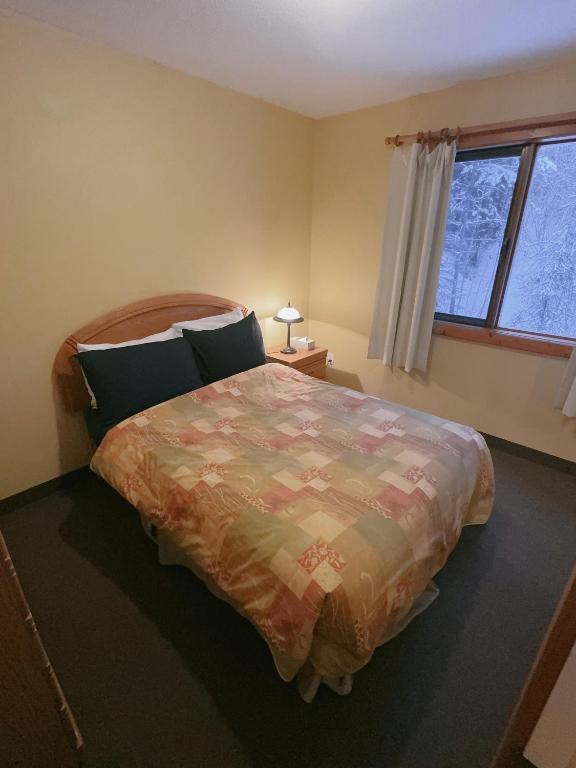 Postel nebo postele na pokoji v ubytování Alpine Meadows Lodge