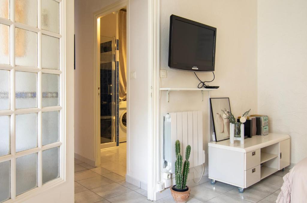 TV a/nebo společenská místnost v ubytování Appartement 32m2 Juan les Pins 350 m plage climatisé WIFI centre