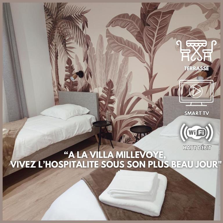 Cette chambre comprend 2 lits et une fresque murale représentant des plantes. dans l'établissement La chute des feuilles - 2 Lits simples - T2 Hyper centre, à Abbeville