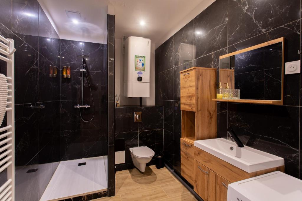 un bagno con wc, lavandino e doccia di La chute des feuilles - 2 Lits simples - T2 Hyper centre a Abbeville