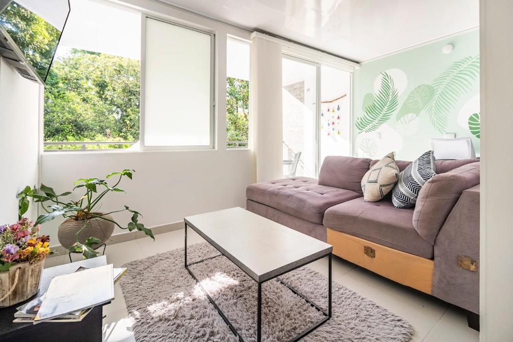 una sala de estar con un sofá y una mesa en Casa Oasis, en Villavicencio