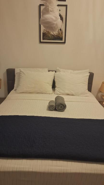 ein Bett mit zwei Hüten oben drauf in der Unterkunft Pelican in Somone