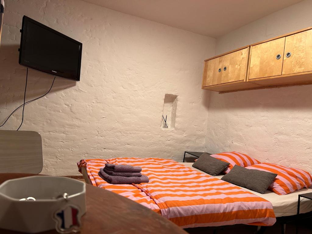 une chambre avec un lit avec des serviettes dessus dans l'établissement Studio in city center, à Strasbourg